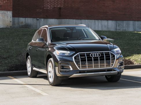 Certified 2023 Audi Q5 Premium w/ Convenience Package image 2