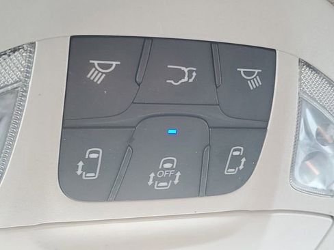 Used 2018 Chrysler Pacifica Limited image 34