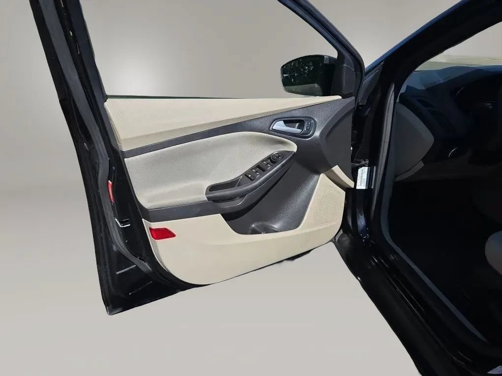 Used 2015 Ford Focus SE FWD image 27