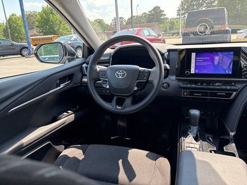 Used 2025 Toyota Camry LE FWD image 5