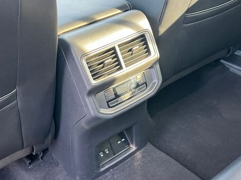 Used 2024 Volkswagen Atlas SE image 24