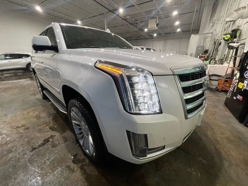 Used 2016 Cadillac Escalade Luxury image 1