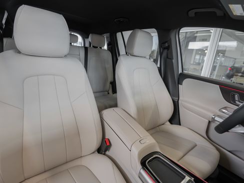 Used 2025 Mercedes-Benz GLB 250 4MATIC image 29