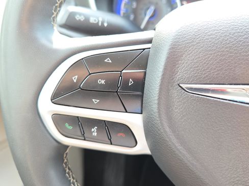Used 2023 Chrysler Pacifica Touring-L FWD image 28