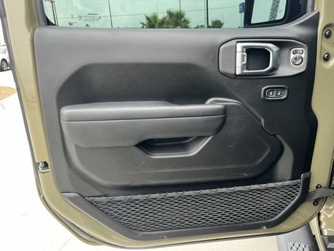 Used 2025 Jeep Gladiator Sport image 8