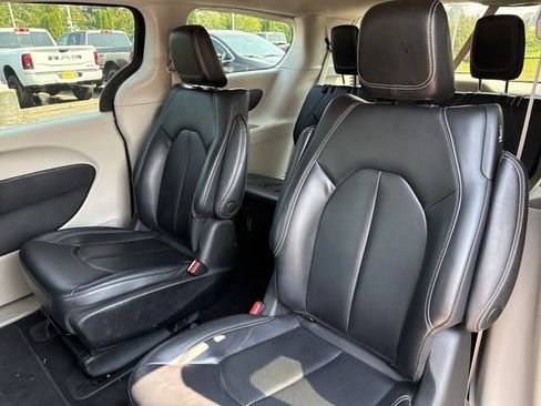 Used 2023 Chrysler Pacifica Touring-L FWD image 18