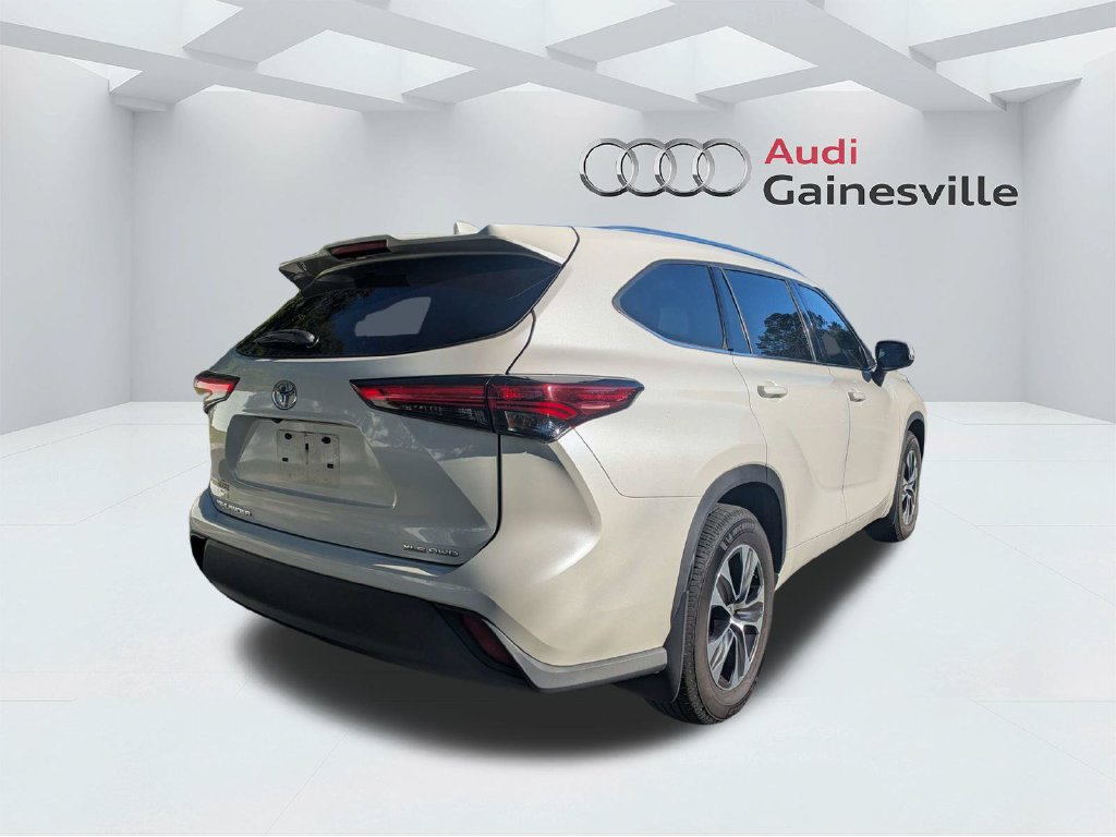Used 2020 Toyota Highlander XLE AWD/4WD image 4