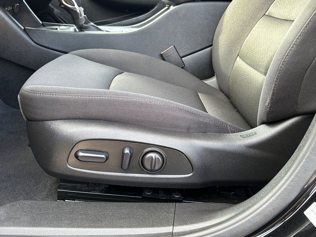 Used 2025 Chevrolet Malibu LT FWD image 12