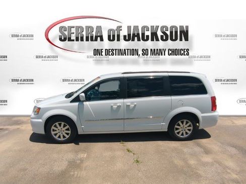 Used 2016 Chrysler Town & Country Touring FWD image 5
