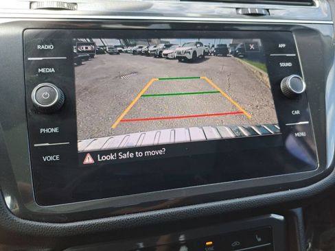Used 2023 Volkswagen Tiguan SE w/ Panoramic Sunroof Package FWD image 11