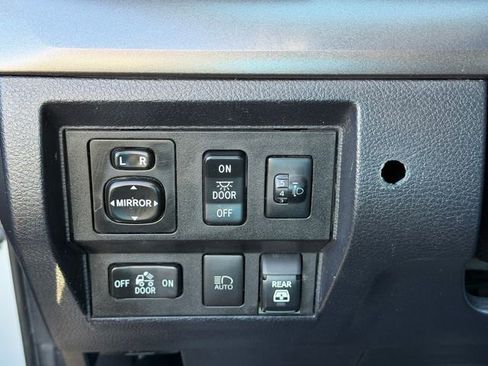 Used 2019 Toyota Tundra SR5 w/ SR5 Convenience Package image 12