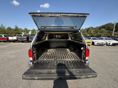 Used 2017 Toyota Tacoma SR5 w/ Tow Package image 8