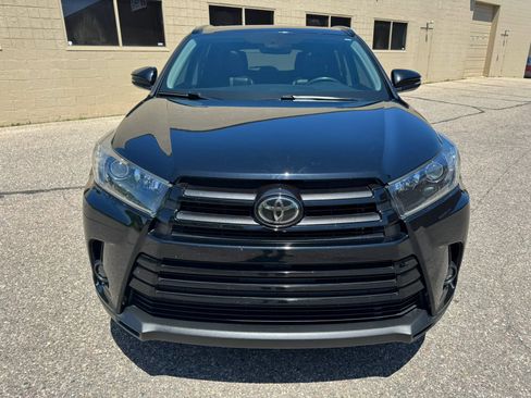 Used 2019 Toyota Highlander SE w/ Nightshade Edition AWD/4WD image 2