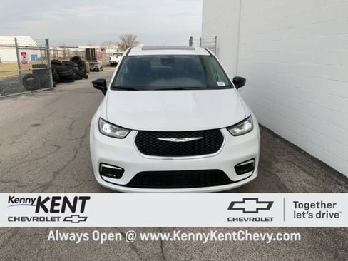 Used 2024 Chrysler Pacifica Limited image 5