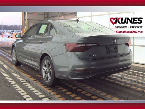 Used 2024 Volkswagen Jetta SE image 8