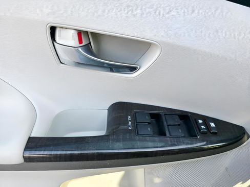 Used 2013 Toyota Venza LE AWD/4WD image 19