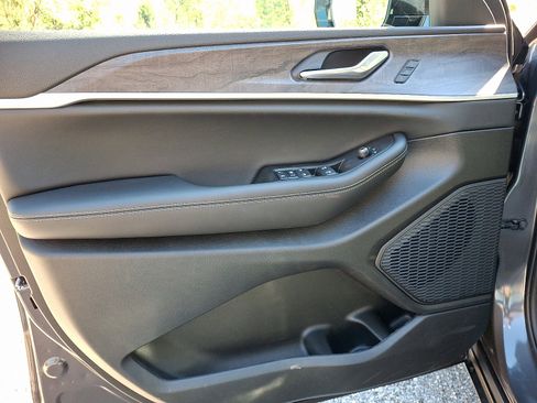 New 2025 Jeep Grand Cherokee Limited image 8