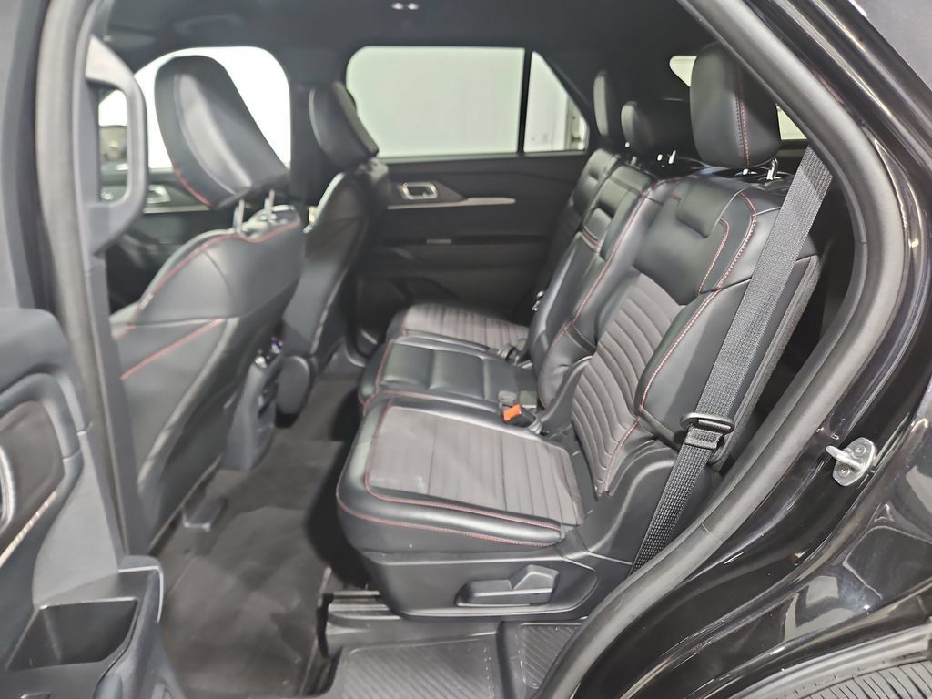 Used 2025 Ford Explorer ST-Line w/ ST-Line Street Pack AWD/4WD image 25