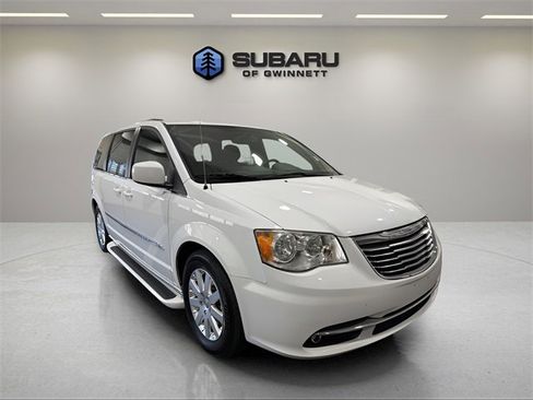 Used 2014 Chrysler Town & Country Touring image 7