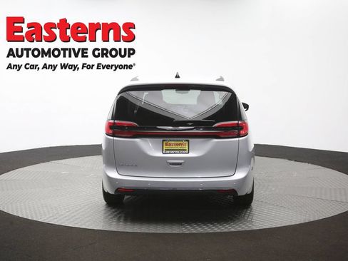Used 2024 Chrysler Pacifica Touring-L FWD image 38