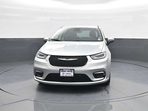 Used 2023 Chrysler Pacifica Touring-L FWD image 3