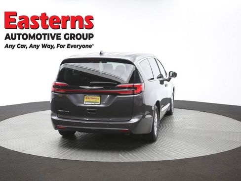 Used 2023 Chrysler Pacifica Touring-L FWD image 40