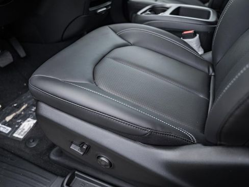 New 2025 Chrysler Pacifica Select image 29