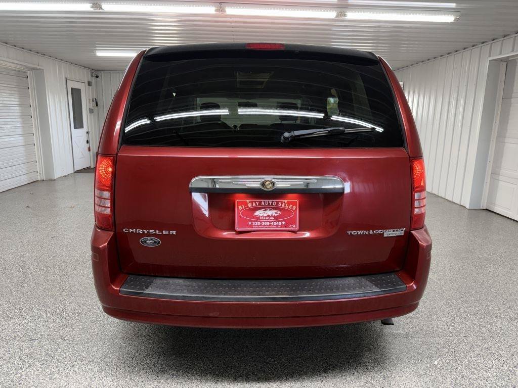 Used 2010 Chrysler Town & Country Touring FWD image 5