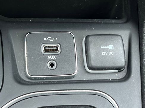 Used 2019 Jeep Cherokee Latitude Plus w/ Cold Weather Group AWD/4WD image 28