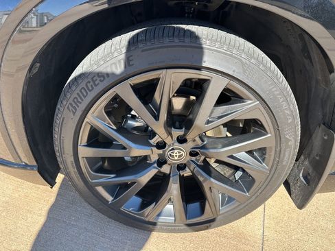 Used 2025 Toyota Crown Signia image 9