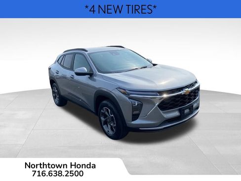 Used 2024 Chevrolet Trax LT w/ Driver Confidence Package image 2