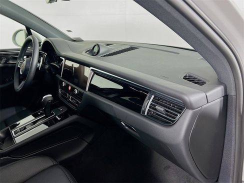 New 2026 Porsche Macan image 31