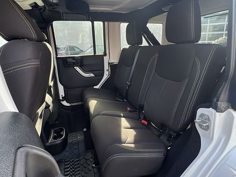 Used 2017 Jeep Wrangler Unlimited Sahara w/ Connectivity Group image 38