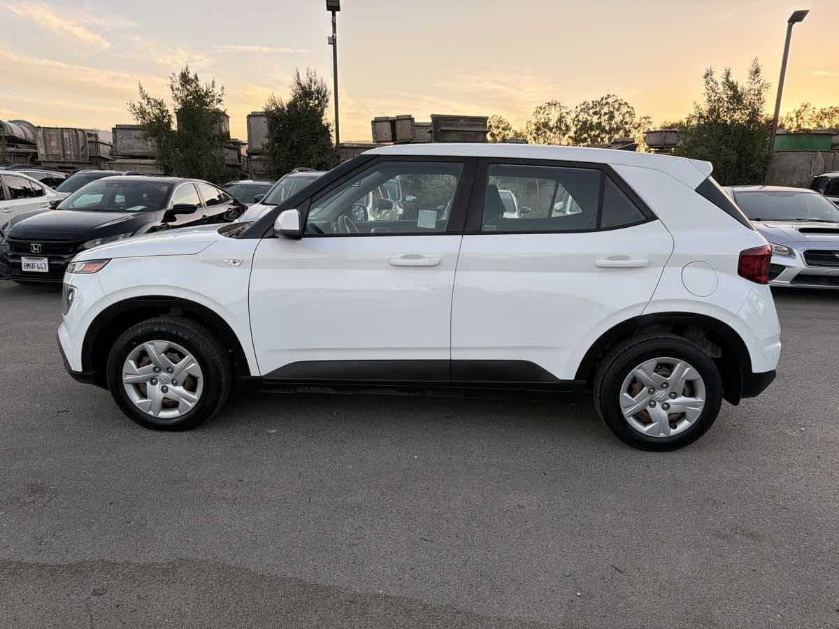 Used 2020 Hyundai Venue SE FWD image 4