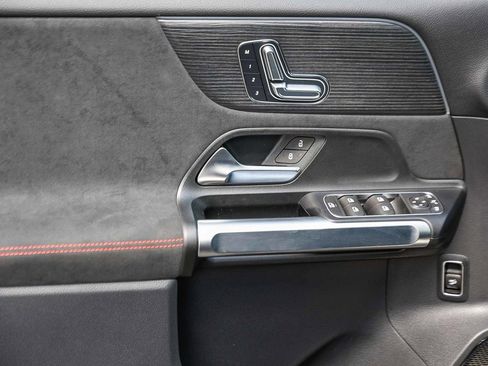 Used 2024 Mercedes-Benz EQB 300 4MATIC image 20