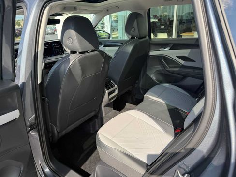 Certified 2026 Volkswagen Tiguan SE w/ Panoramic Sunroof Package AWD/4WD image 18