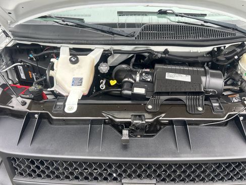 Used 2017 Chevrolet Express 2500 RWD image 16