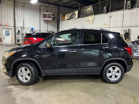 Used 2017 Chevrolet Trax LT w/ LT Convenience Package AWD/4WD image 3