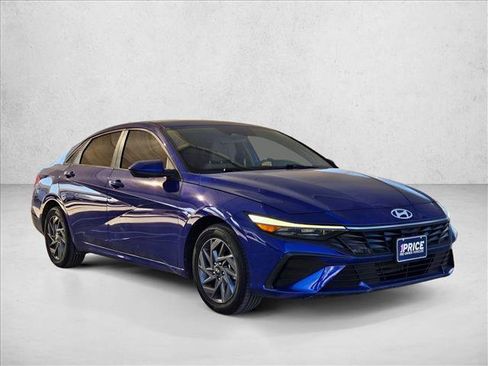 Used 2024 Hyundai Elantra SEL image 3