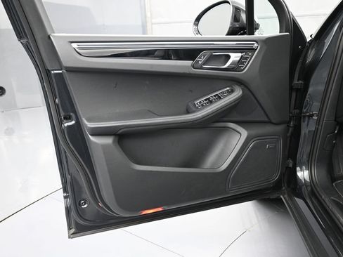 Certified 2026 Porsche Macan AWD/4WD image 15
