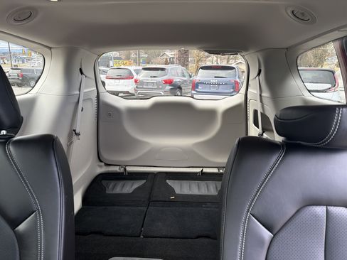 Used 2023 Chrysler Pacifica Touring-L image 14