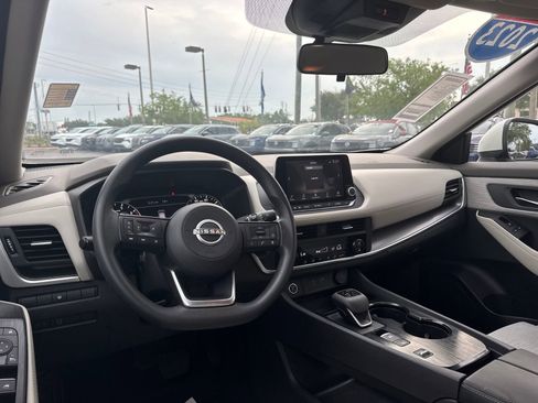 Certified 2023 Nissan Rogue SV FWD image 11