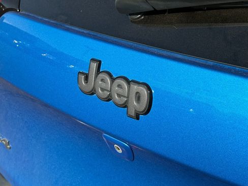 Used 2017 Jeep Cherokee Trailhawk w/ Comfort/Convenience Group AWD/4WD image 9