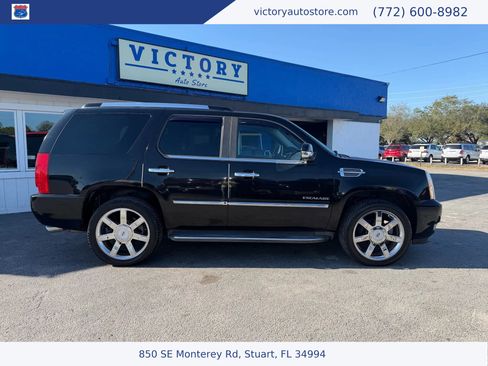 Used 2010 Cadillac Escalade Luxury image 2