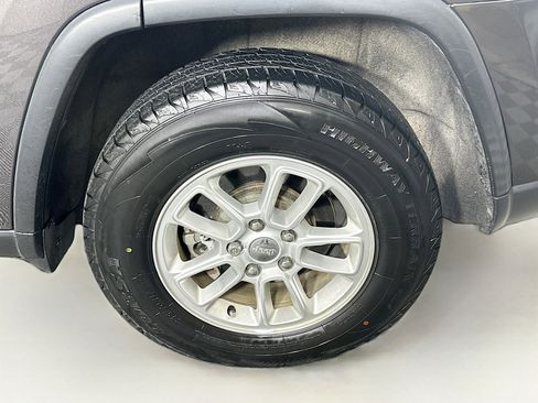 Used 2018 Jeep Grand Cherokee Laredo image 11