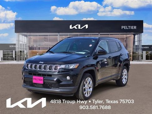 Used 2023 Jeep Compass Latitude AWD/4WD image 3