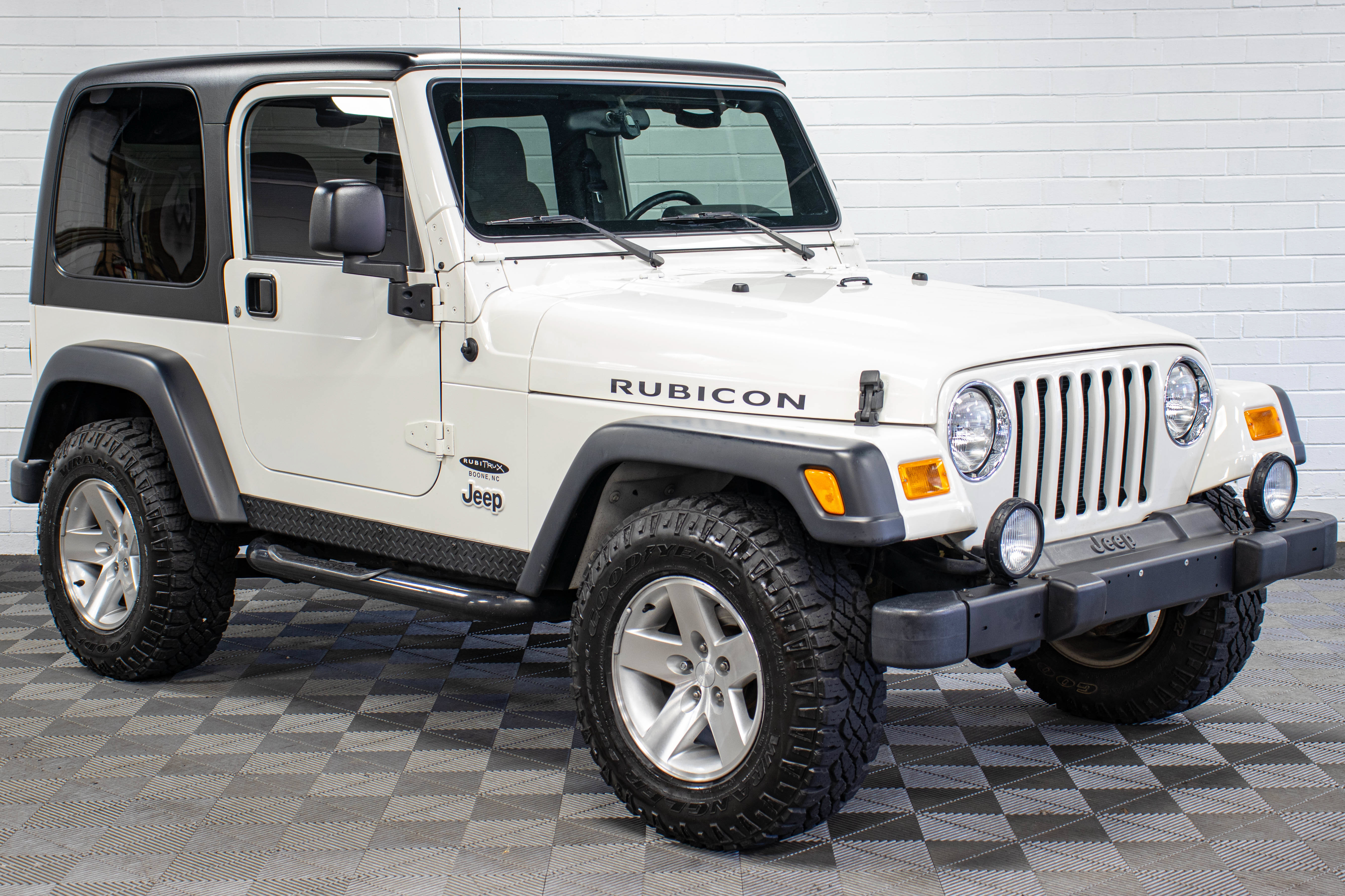 Used 2004 Jeep Wrangler Rubicon w/ Dual Top Group AWD/4WD image 1