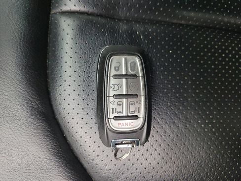 Used 2022 Chrysler Pacifica Touring-L FWD image 32