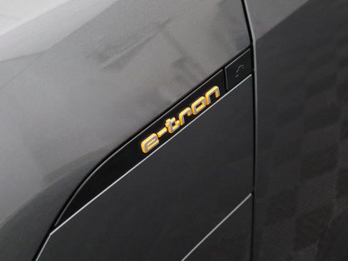 Used 2019 Audi e-tron Prestige w/ Prestige Package AWD/4WD image 10