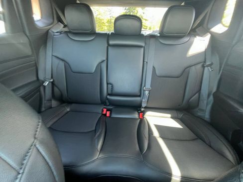 Used 2025 Jeep Compass Trailhawk AWD/4WD image 38